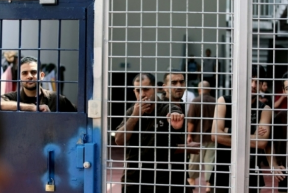 ثلاثة معتقلين يواصلون الإضراب عن الطعام في سجون الاحتلال